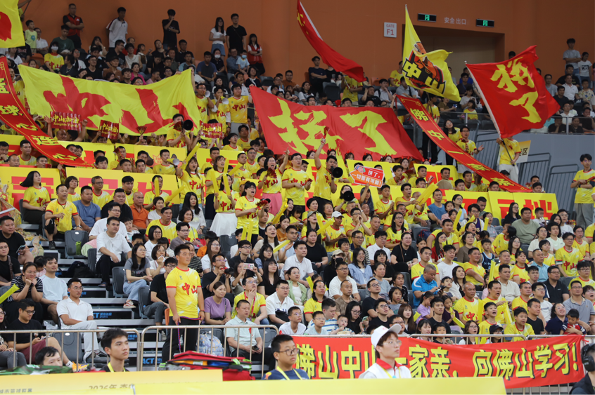 图为：比赛现场 中山队球迷呐喊助威