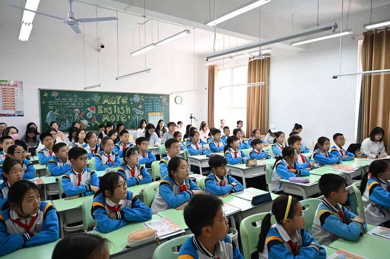 高新学院国际教育与人文学院 学生观摩小学英语示范课