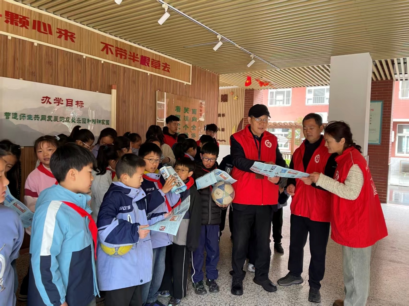 志愿新风润绿茵 文明筑梦育新人——盐城三大志愿服务团队走进新河实验小学开展文明主题足球活动