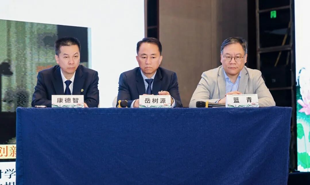 主会场全体大会院士论坛由苏州大学附属第二医院蓝青教授,天津医科大学总医院岳树源教授,福建医科大学附属第一医院康德智教授主持。
