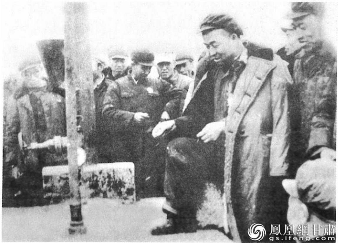 1970年4月,王进喜在玉门油田老君庙油矿井场与工人交谈。资料图片