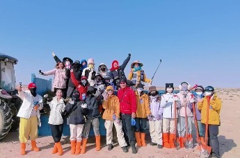 沙漠有“红”，梭梭成林——“小青姐”曲红和她的二十年治沙路