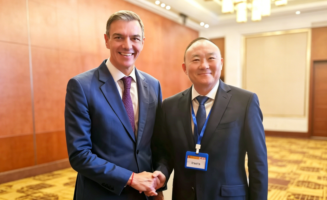 桑切斯首相（左）与伊莱特董事长牛余刚（右）合影