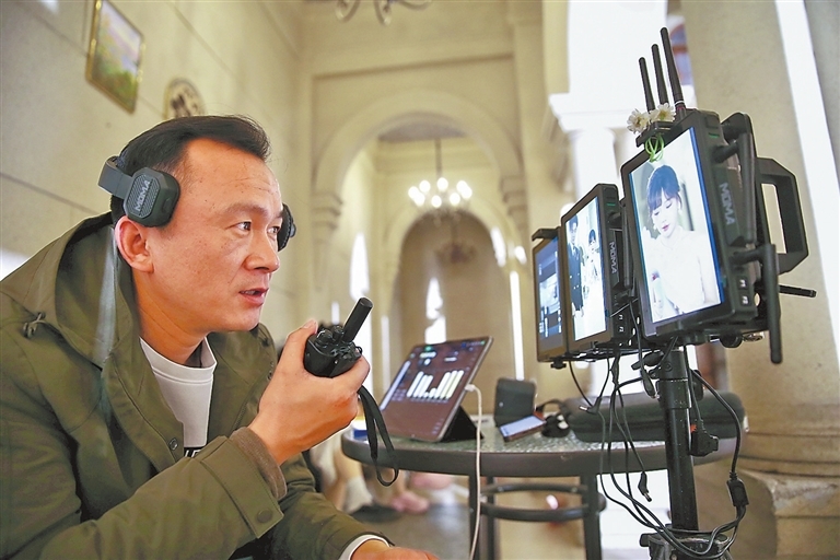 4月8日,郑州市金水区大志影视基地,导演在监视屏前发出讲戏指令。