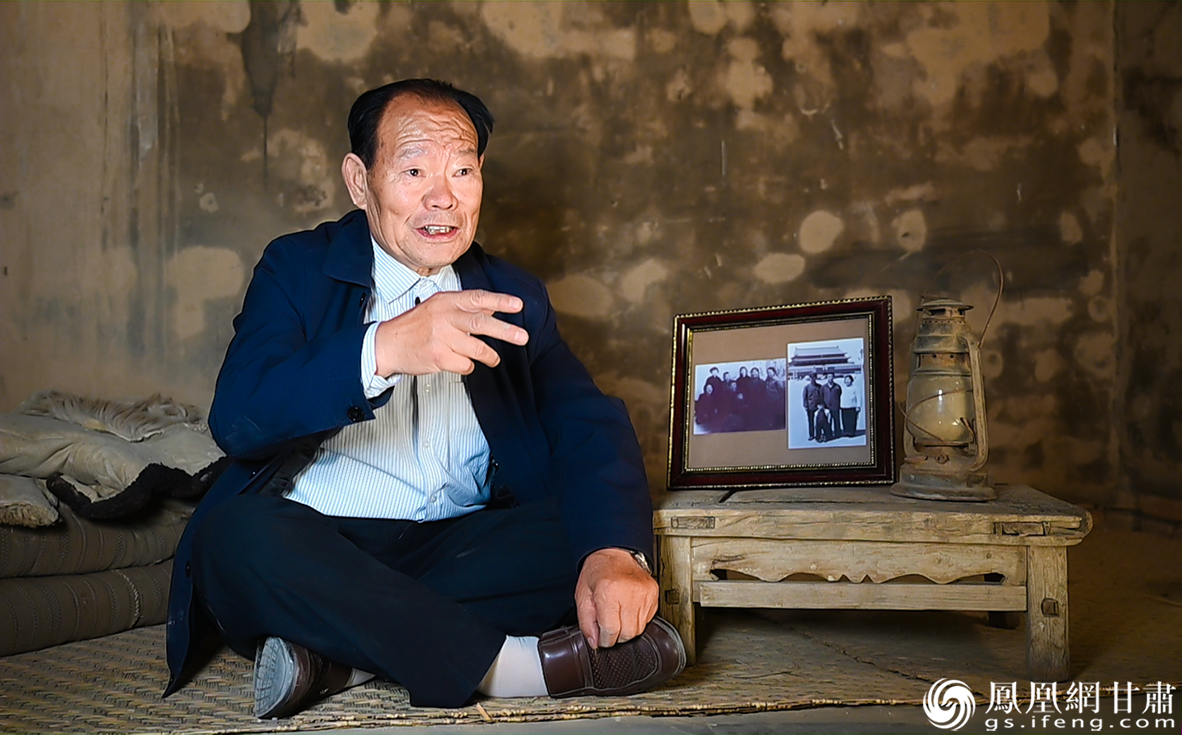 厉万祥坐在自己带头修建的王进喜故居纪念馆内，讲述与铁人的不解之缘。张修毅　摄