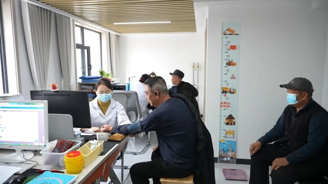 △龙门里社区卫生服务站为老人开展体检服务