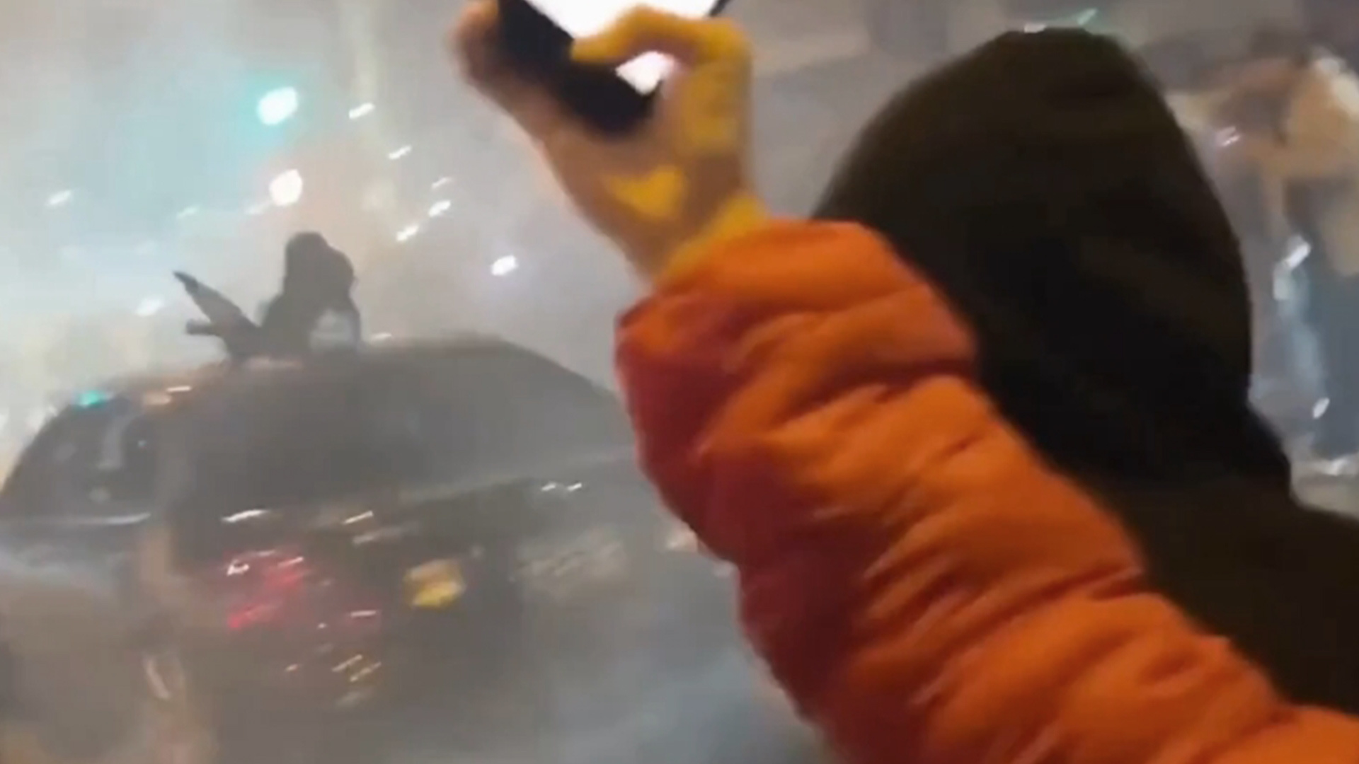 洛杉矶街头一群年轻人深夜“狂欢”，占领路口飙车飘移，最终演变为枪击事件