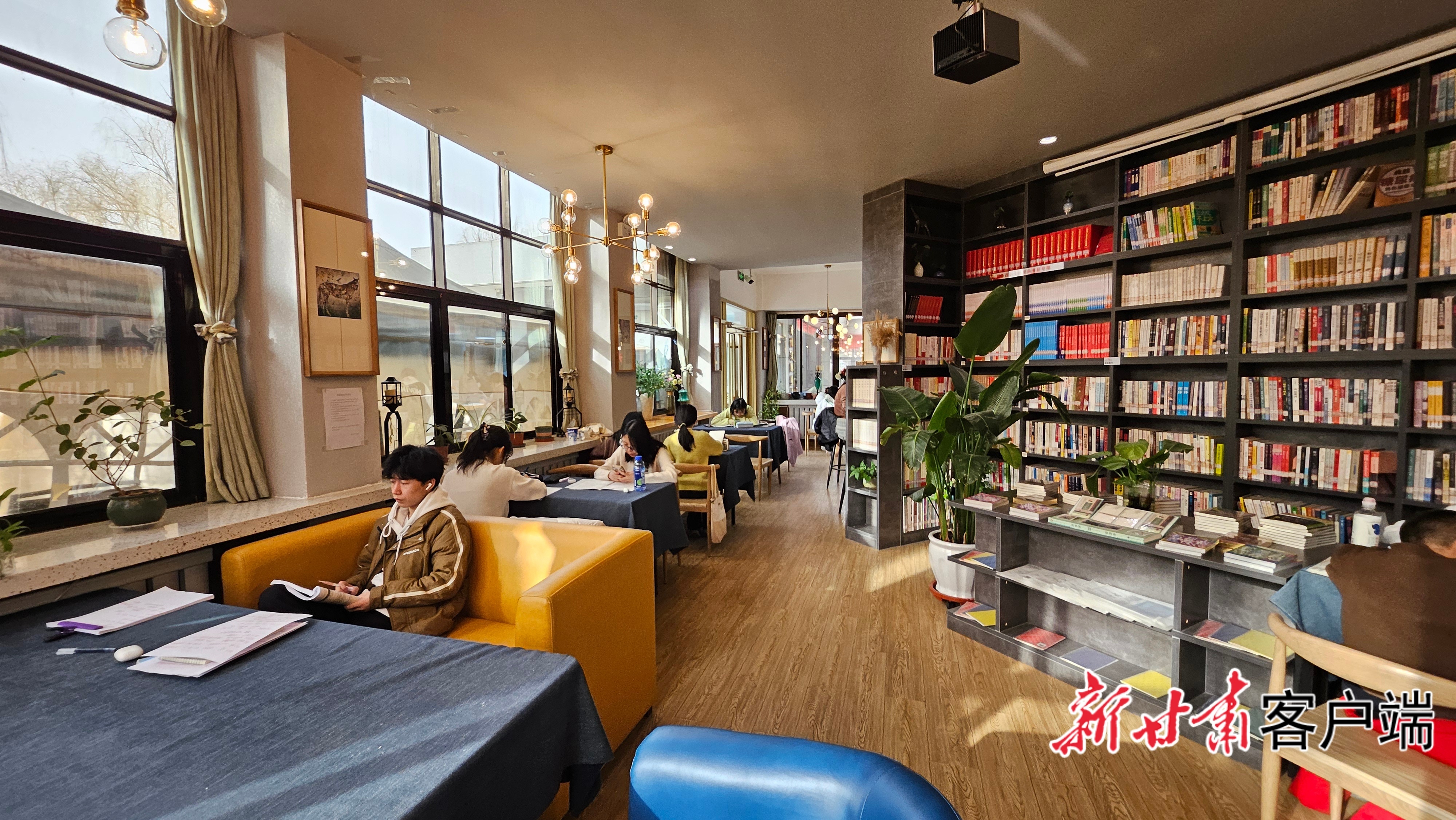 读者小站・金城书房内读者埋首书卷专心读书　（读者小站・金城书房提供）