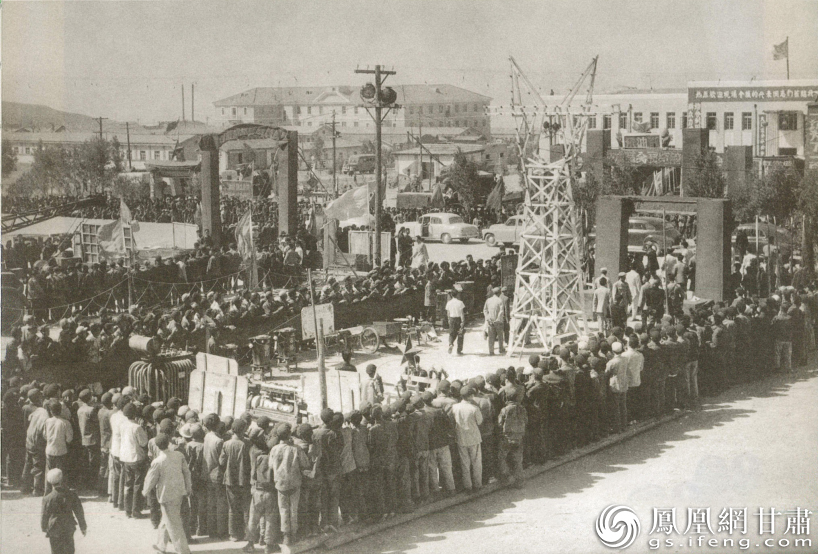 1958年石油工业部在甘肃玉门召开现场会，技术革新展览会吸引了全国代表参观学习玉门技术经验。资料图片