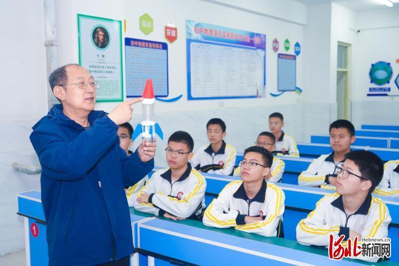 日前在献县第五中学科技小课堂上，石玉东老师正教给孩子们制作“水火箭”。河北日报见习记者郭庆峰摄