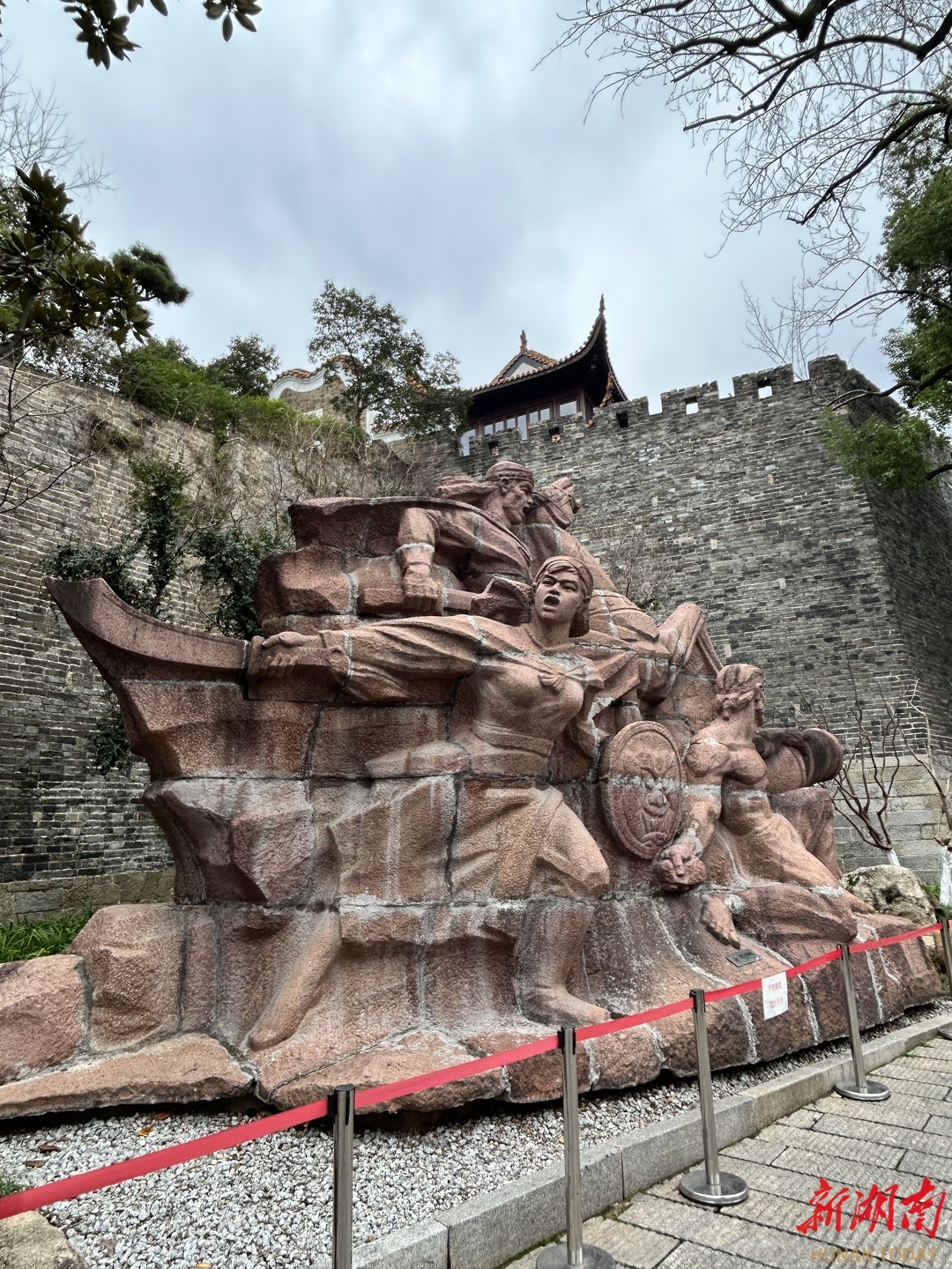 天心阁城墙下的太平天国将士雕像。