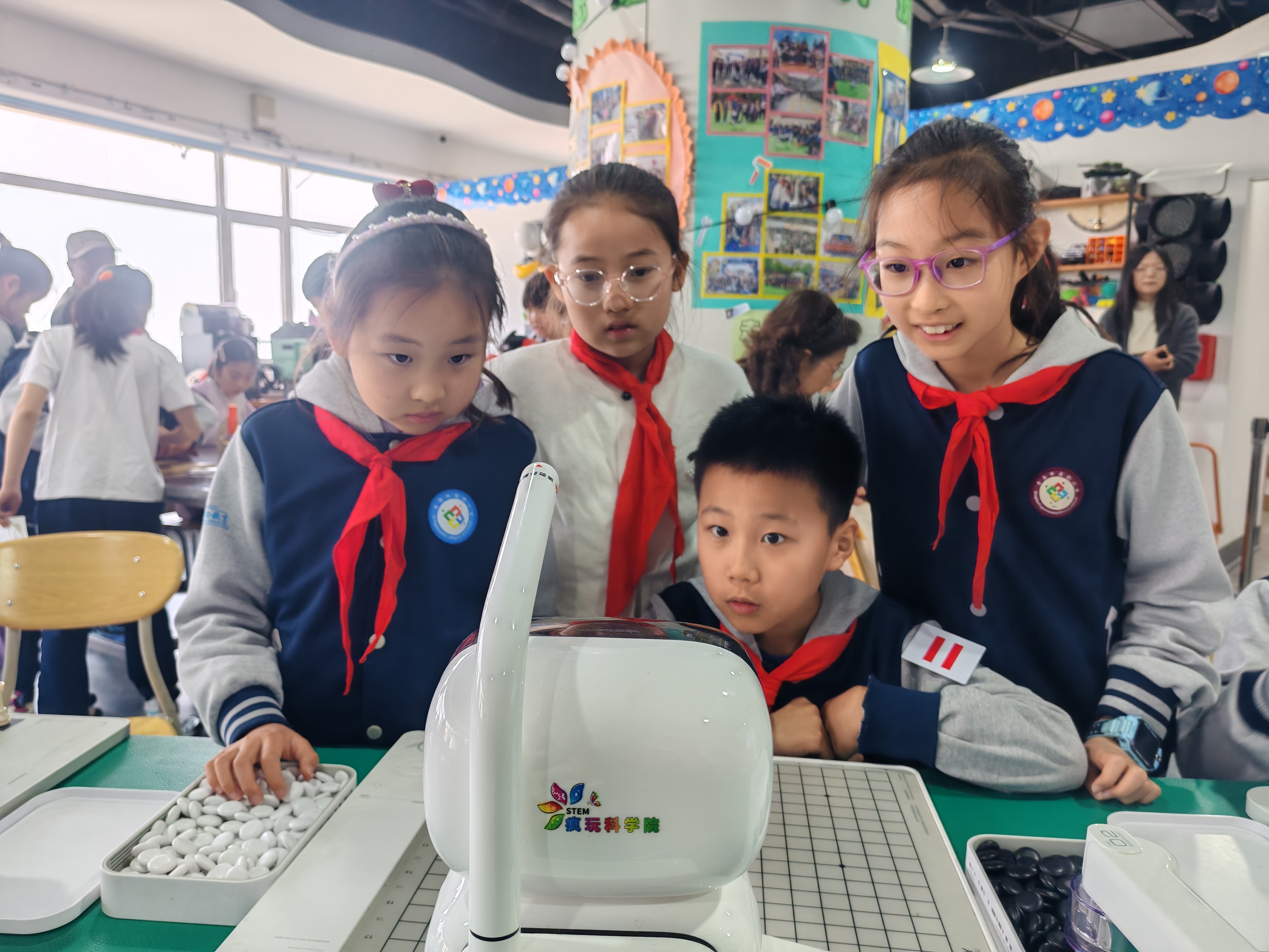 疯狂科学嗨翻天！解锁奇妙新世界——青岛市实验小学四五中队开展STEM科创研学活动