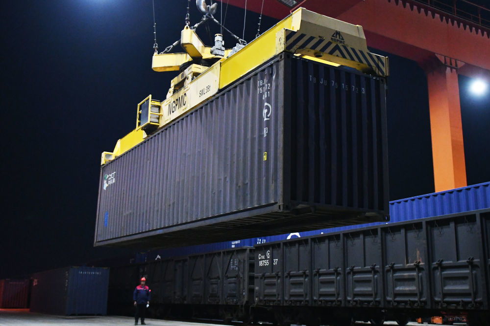 △4月10日，在济铁烟台物流园，铁路集装箱班列在进行装车作业。