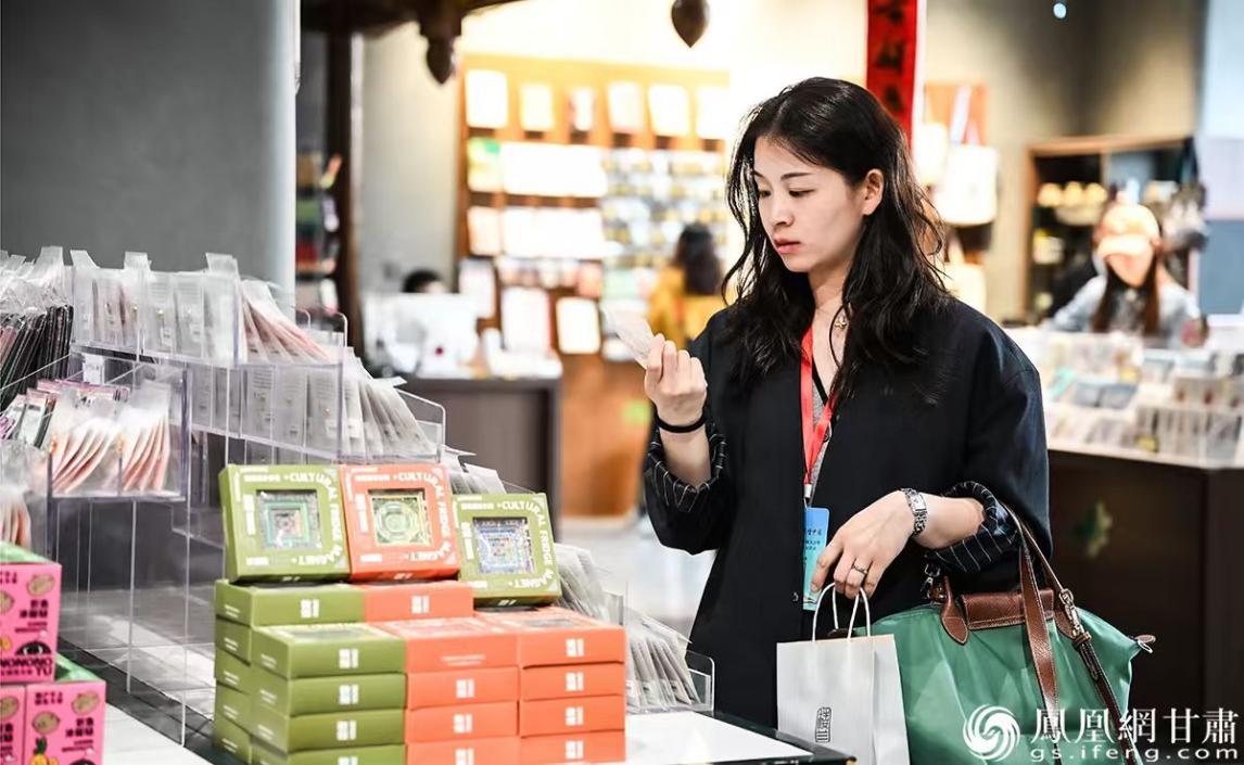 旅行商代表走进甘肃简牍博物馆,选购特色文创好物。