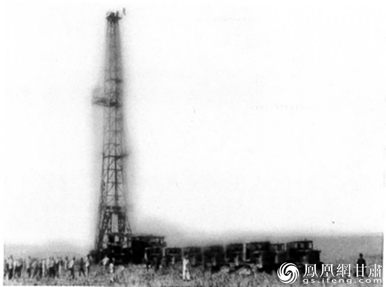 1956年11月，王进喜在玉门油田白杨河油矿首创钻机整体搬家方法。资料图片