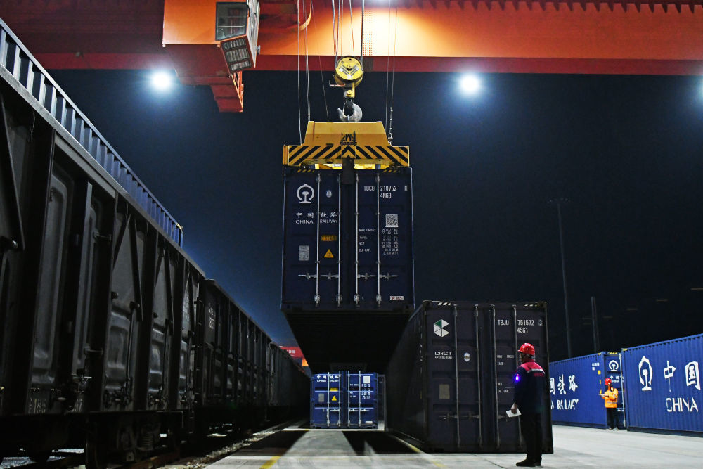 △4月10日，在济铁烟台物流园，铁路集装箱班列在进行装车作业。