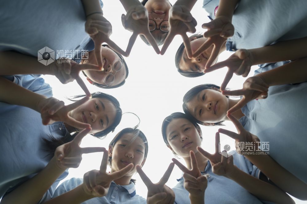 江西瑞昌：初中生创意毕业照定格青春（图）