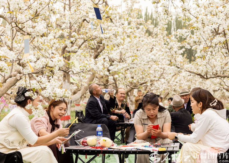 4月11日,库车市阿拉哈格镇举办 “梨香满径 春润龟兹” 主题活动,活动现场设置游园赏花、美食品尝、儿童乐园等多个体验项目,吸引不少市民与游客前来踏青赏景,共赴春日之约。图为游客在梨园里享受美好时光。袁欢欢摄