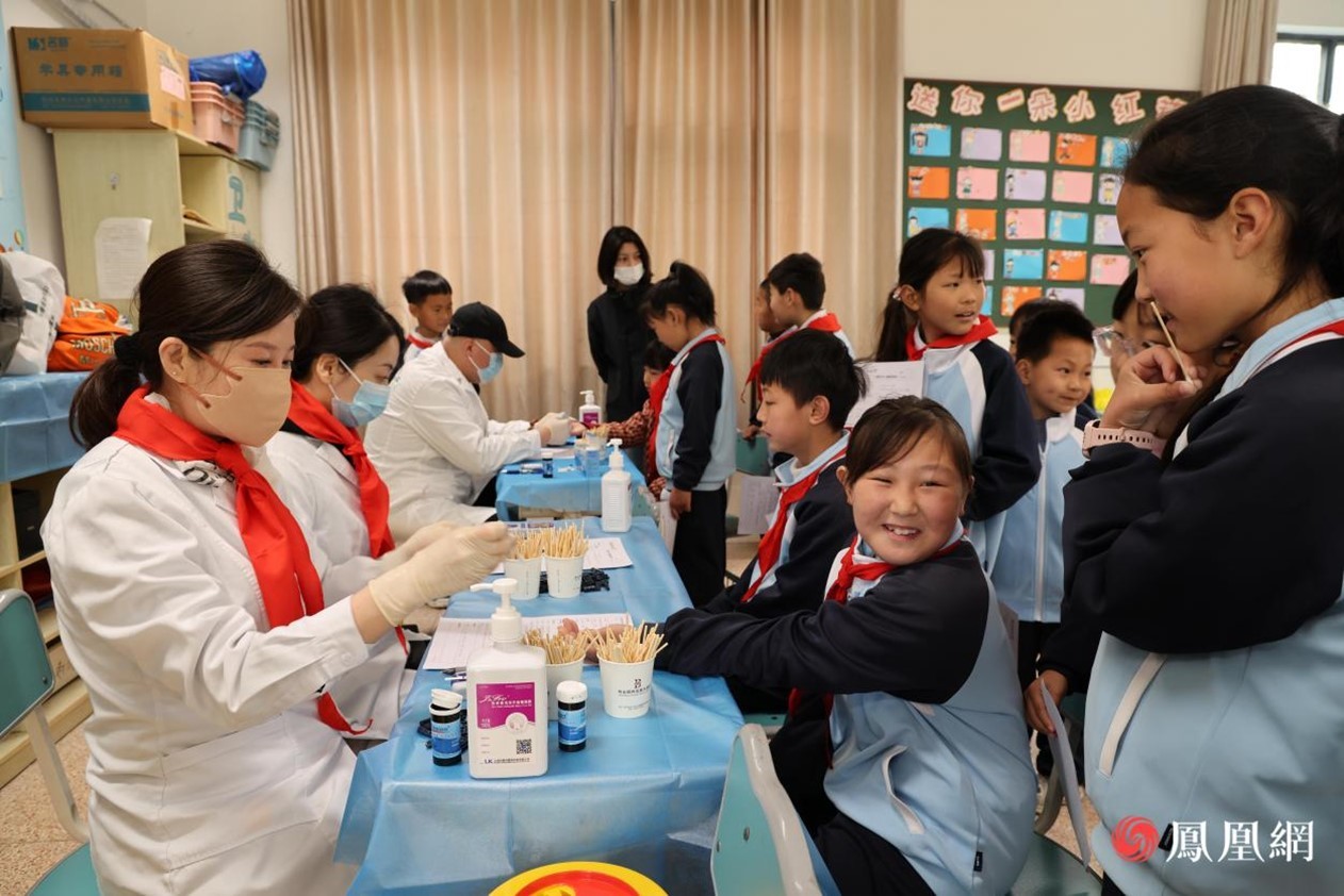学生们正有序排队进行检查