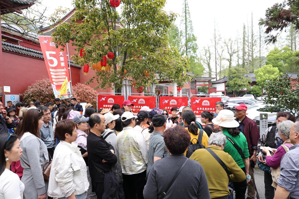 春日庐山，游人如织