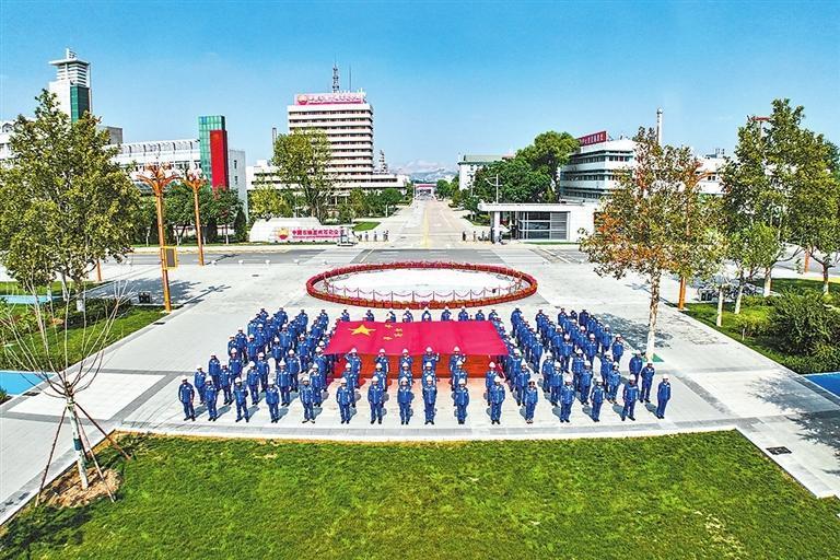 厂区员工整齐列队　新甘肃&middot;甘肃日报通讯员　杨伟民