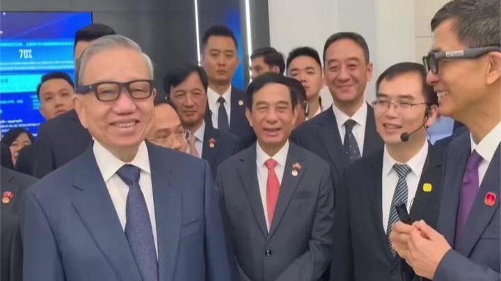 苏林体验中国AI眼镜实时翻译，当场确认：我看到了