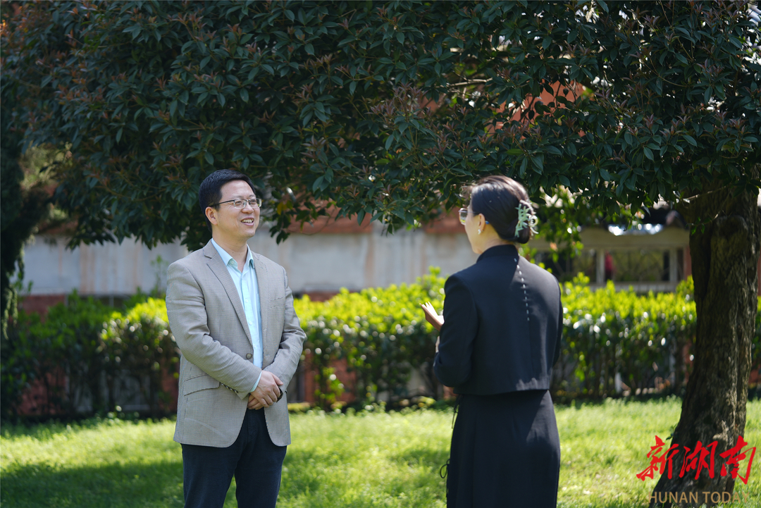 梁步阁教授（左）为湖南日报全媒体记者解联。