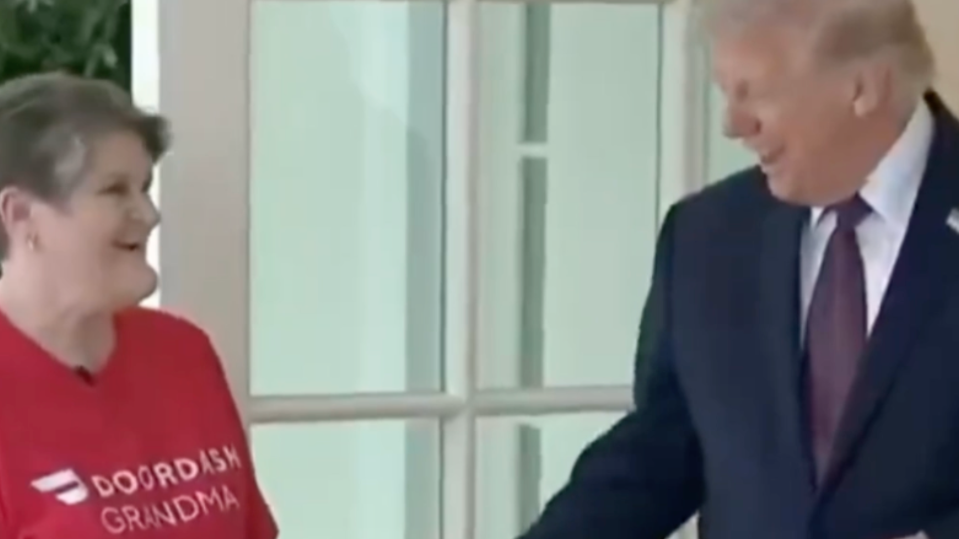 特朗普问“你觉得男人该参加女子比赛吗？”，“外卖奶奶”不给面子：我今天可不是来谈这个的