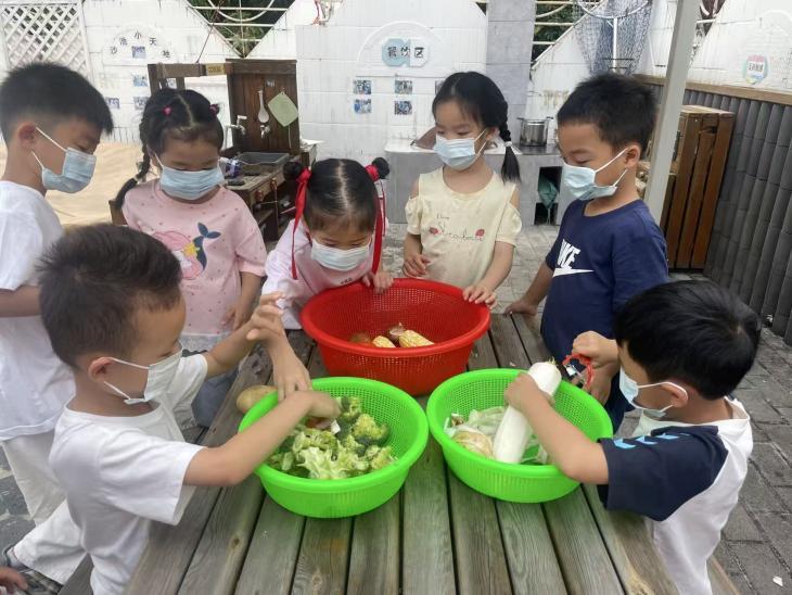 幼儿协助准备食材