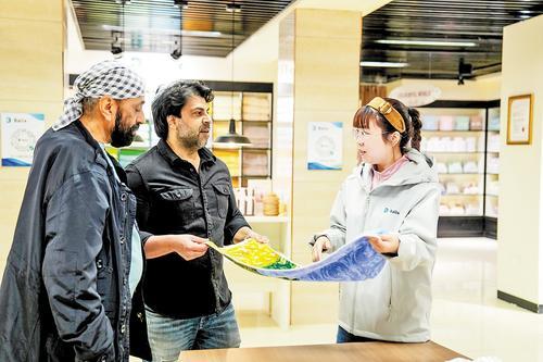 3月31日，高阳纺织企业销售人员与印度客商进行洽谈。