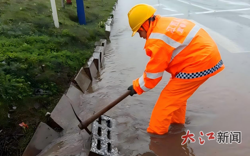 闻“汛”而动！新余仙女湖区连夜疏通积水，拆除围挡保畅通