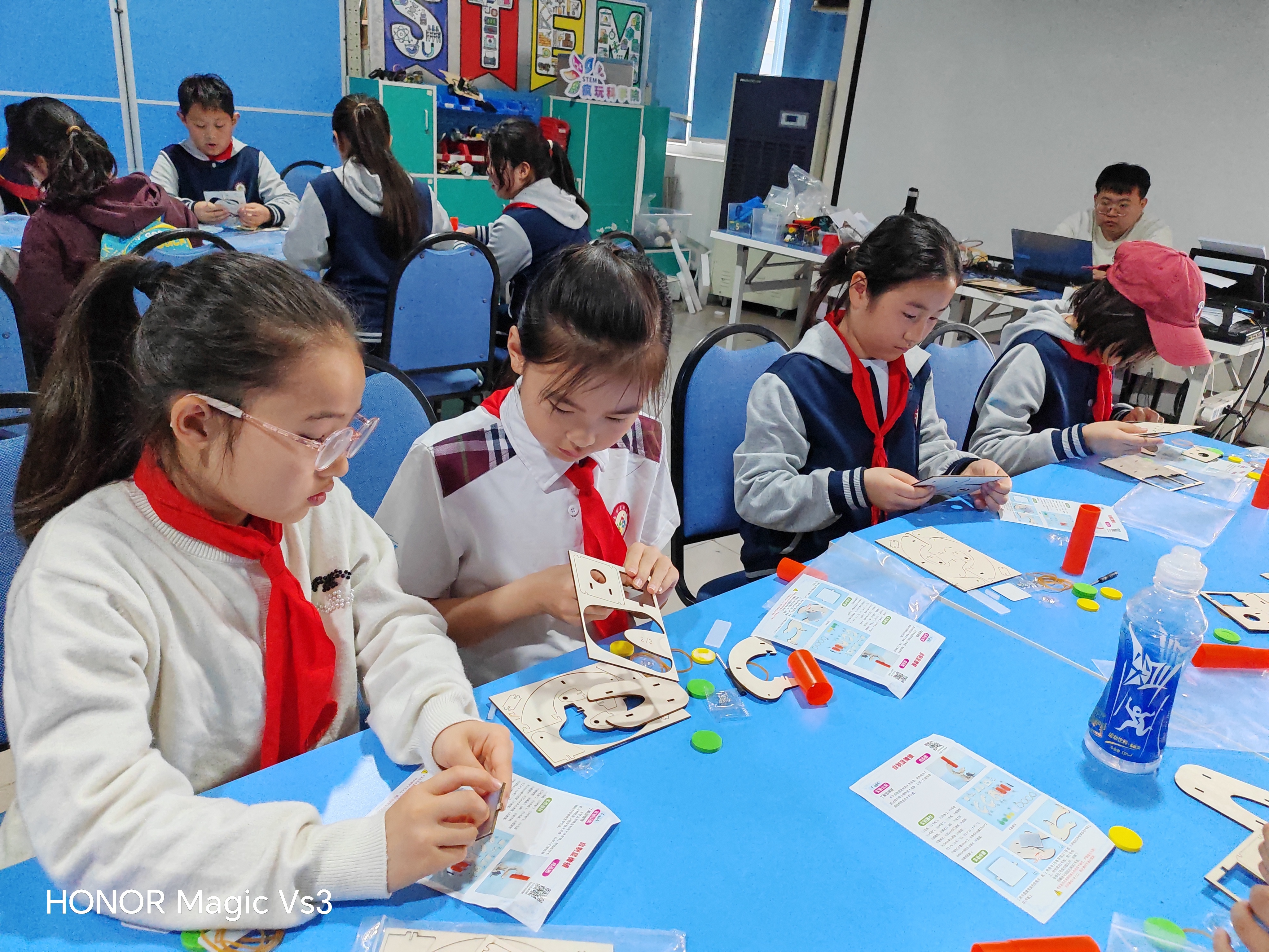 疯狂科学嗨翻天！解锁奇妙新世界——青岛市实验小学四五中队开展STEM科创研学活动