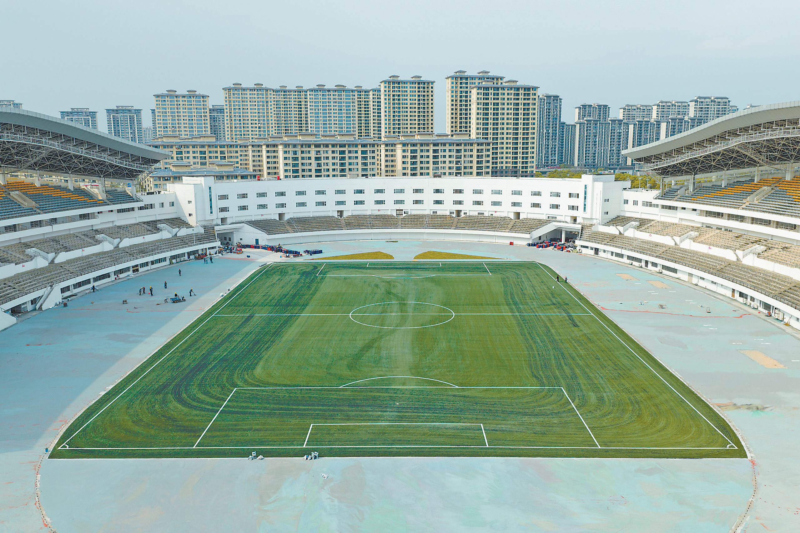 抚州体育中心焕新亮相，7700余平方米人工草坪已铺设完毕