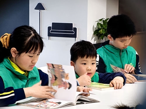 4月11日，孩子们在“书香致远 悦享美好”全民阅读活动中阅读图书。