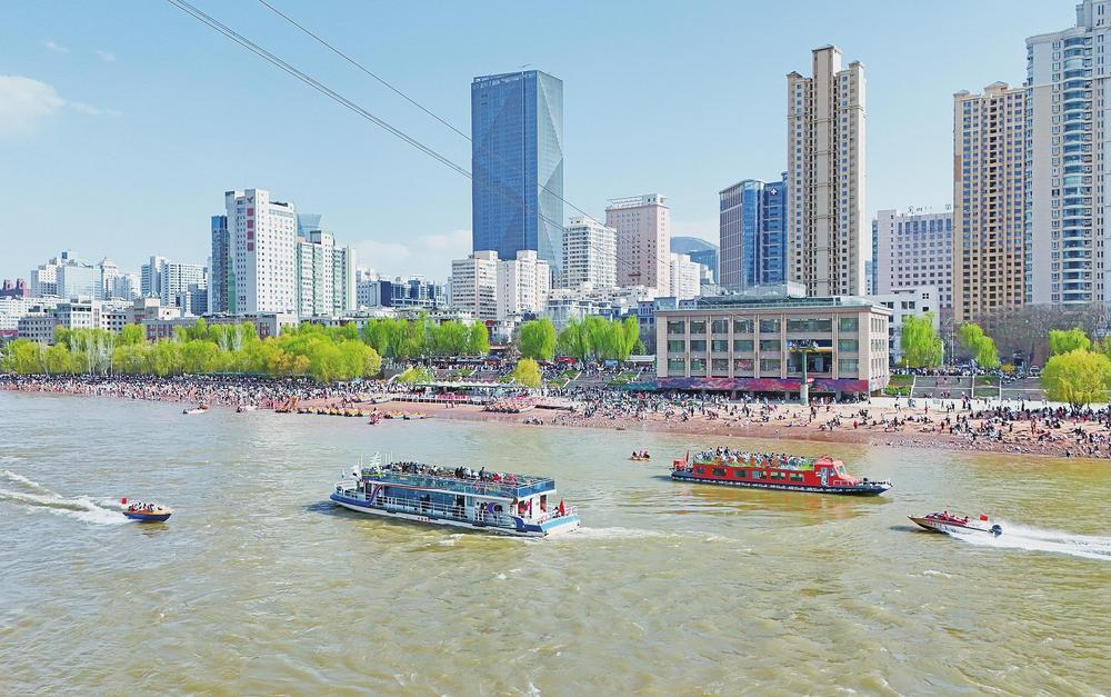 游客乘船游览兰州百里黄河风情线