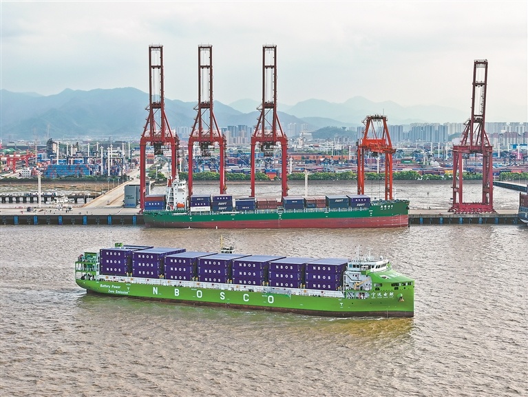 4月15日16时许，由江西江新造船有限公司建造的全球最大、国内首艘万吨级纯电动智能集装箱海船“宁远电鲲”轮，从浙江宁波舟山港北仑港区解缆启航，驶向嘉兴港乍浦港区，正式投入商业航线运营。