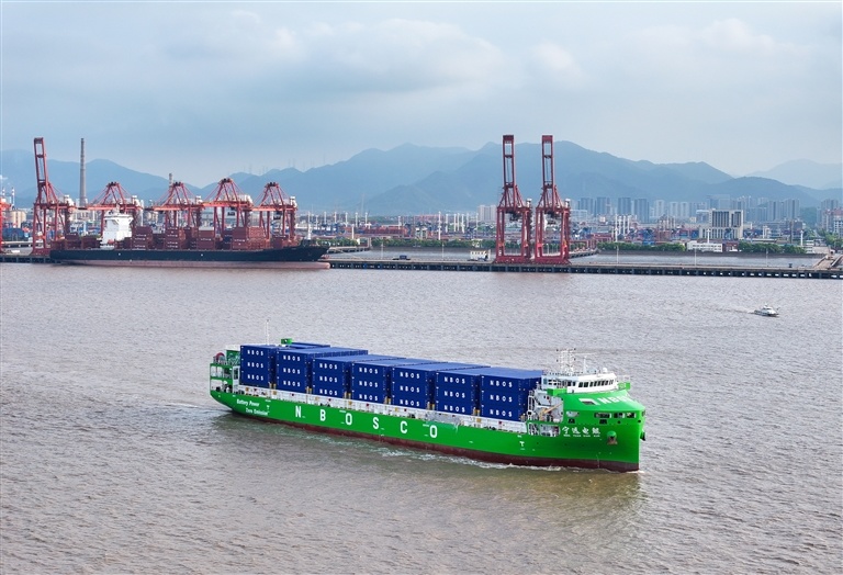 4月15日16时许，“宁远电鲲”轮从宁波舟山港北仑港区驶出，正式投入商业航线运营。本报全媒体记者 吴文兵摄