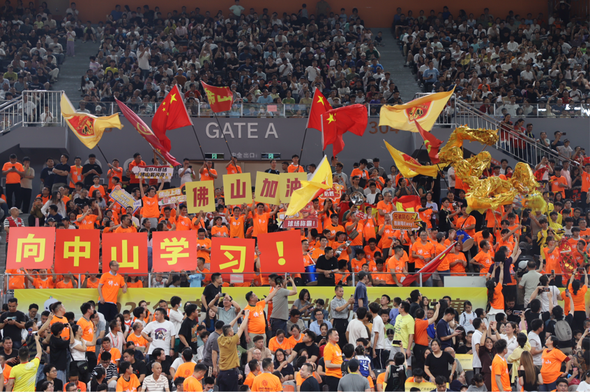 图为：比赛现场 佛山队球迷摇旗助威