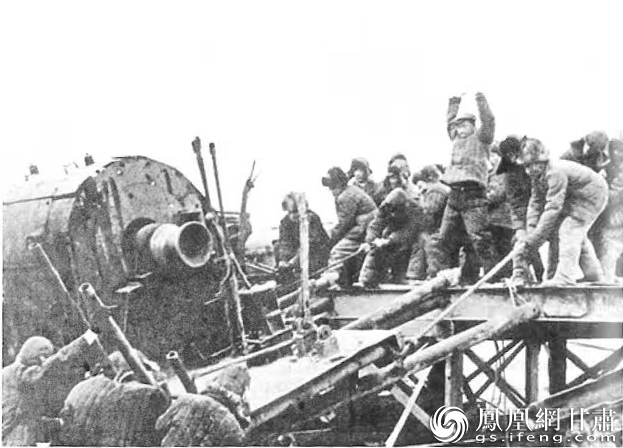 初到大庆时没有吊车,王进喜就组织大家人拉肩扛搬运设备。资料图片