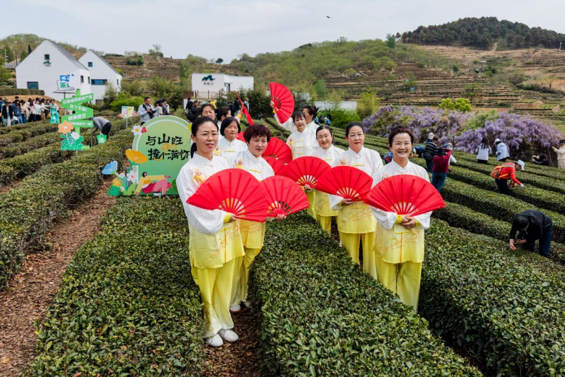 茶园盛景迎客，民俗好戏登场。卜凡文 摄