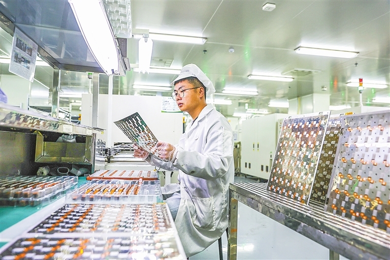 九江经开区：新能源汽车配件生产忙（图）