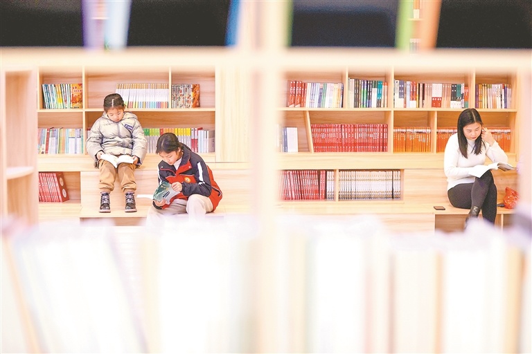 读者在峡江县新华书店阅读书籍。特约通讯员 陈福平摄