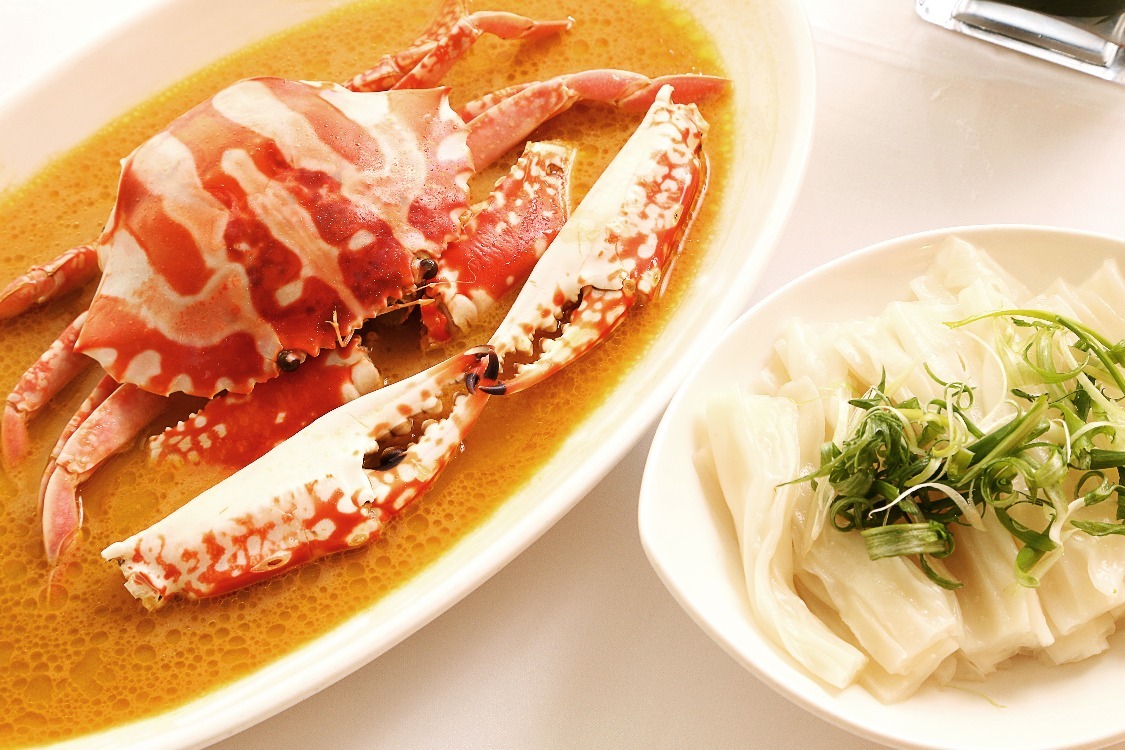 大班楼招牌菜“鸡油花雕蒸花蟹配陈村粉”