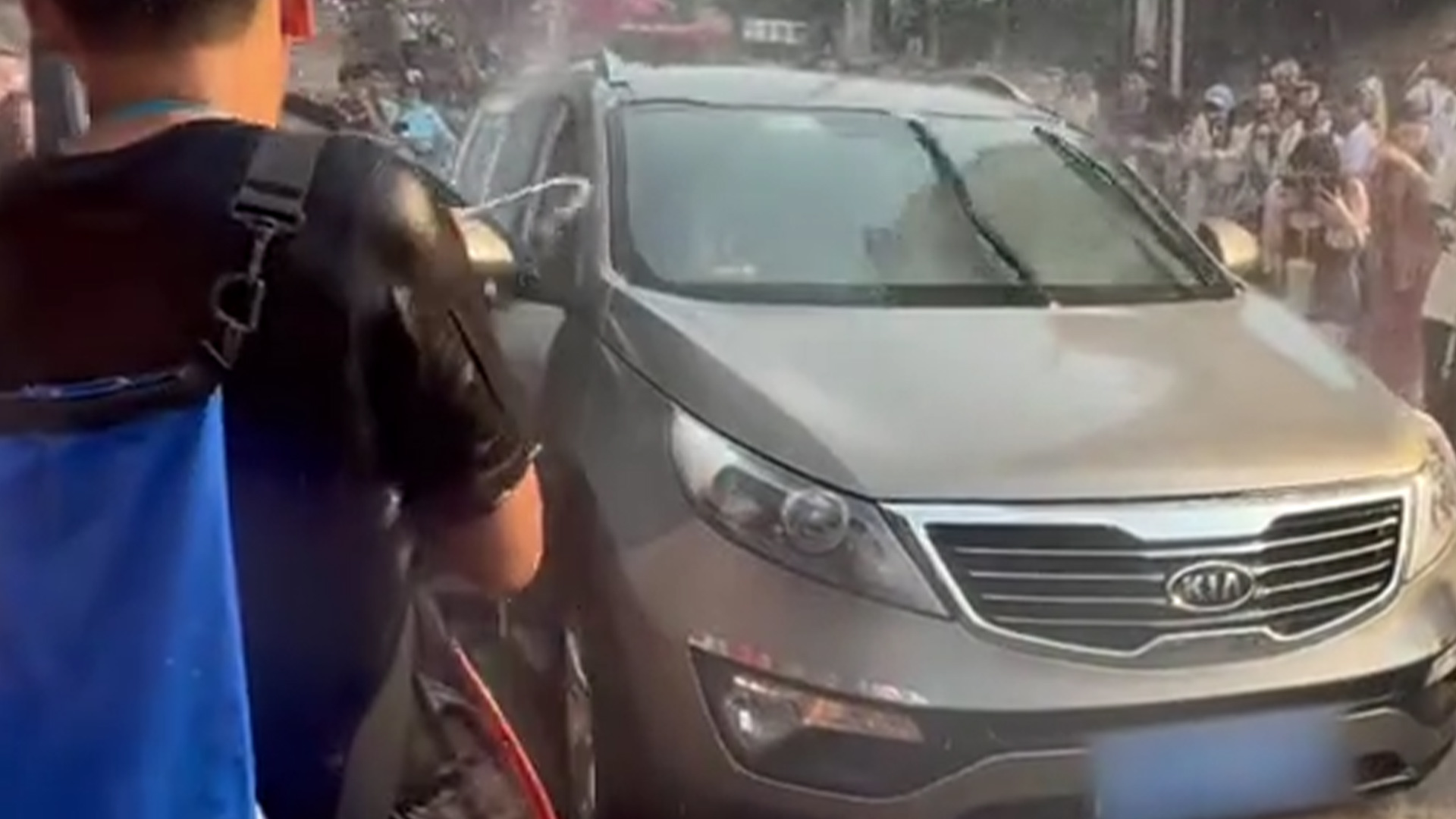 女子参加泼水节遭遇恶意拉车门泼水，车辆进水冒烟当场趴窝，当事人：完全来不及反应，被泼懵了，目前已经报警处理