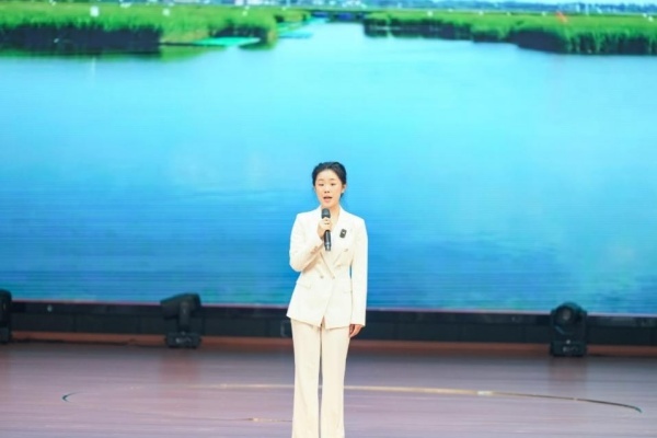 医学院学生胡佳琪作宣讲报告