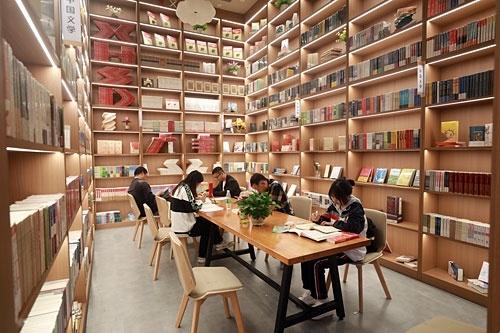 读者在广丰里城市书房静心阅读。 通讯员 潘栋摄