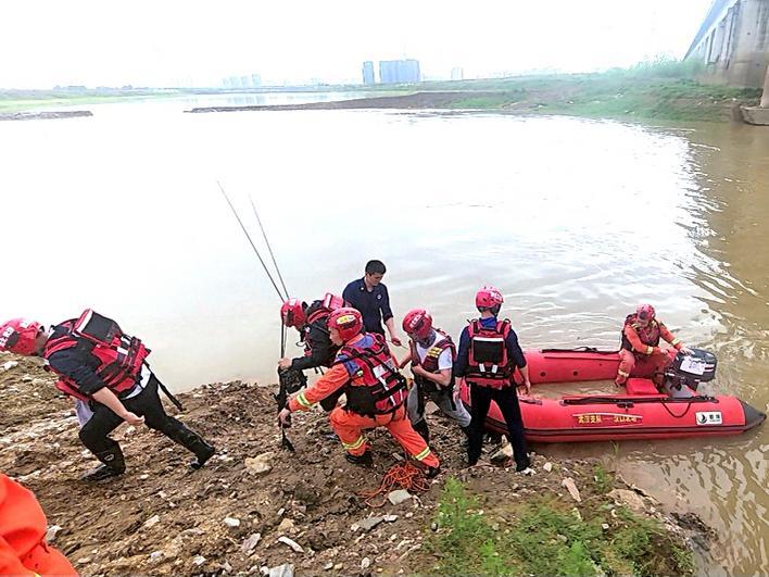 消防人员救下被困钓鱼者 通讯员供图