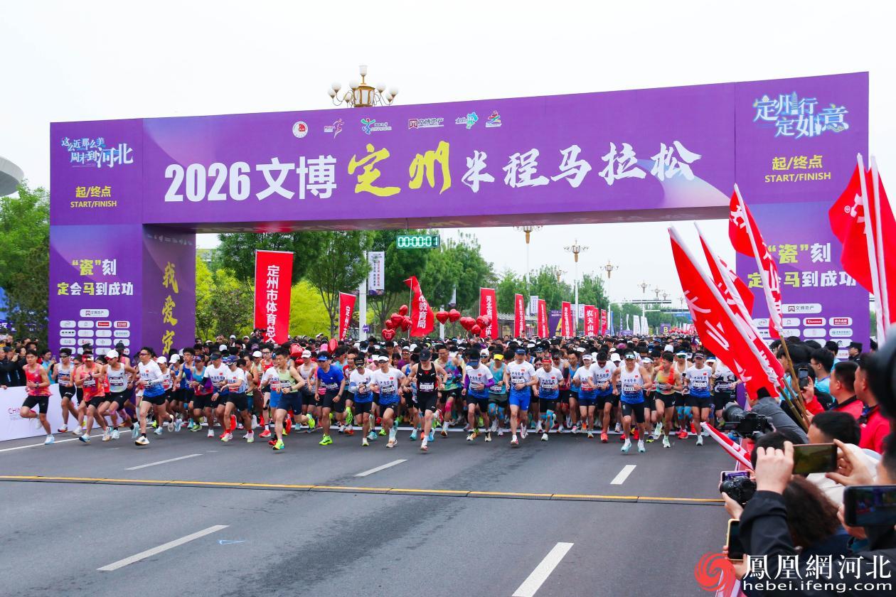 7点30分，随着发令枪声响起，参赛选手们脚踏着昂扬的步伐冲出起跑线，一条如丝绸般的人流彩带瞬间交织成一道亮丽的风景线 李卓然摄