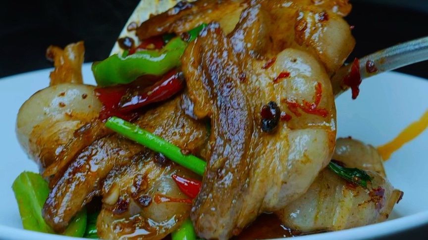 在四川，只要有人拍回锅肉视频都有人说不正宗，我才不管
