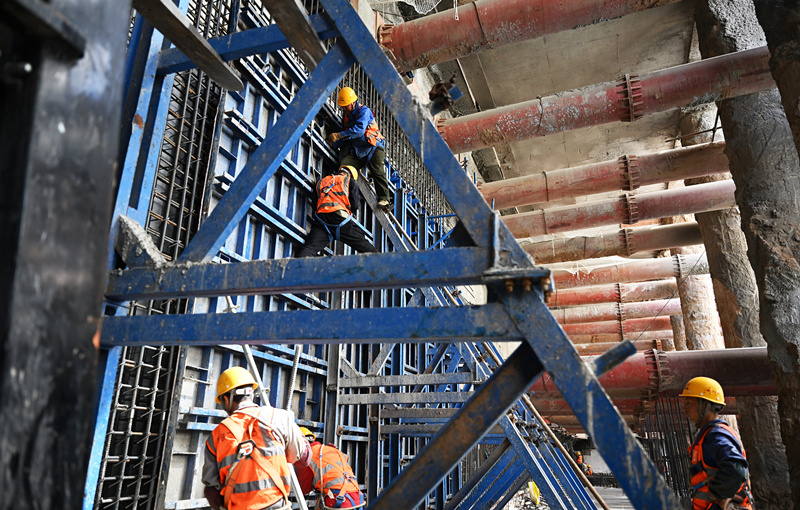 4月20日，中铁二十局集团工人在石家庄地铁5号线一期工程合作路站建设现场施工。
